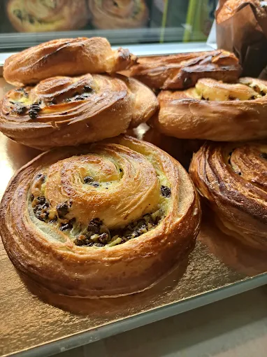 Escargots aux raisins et pains suisses tout juste sortis du four
