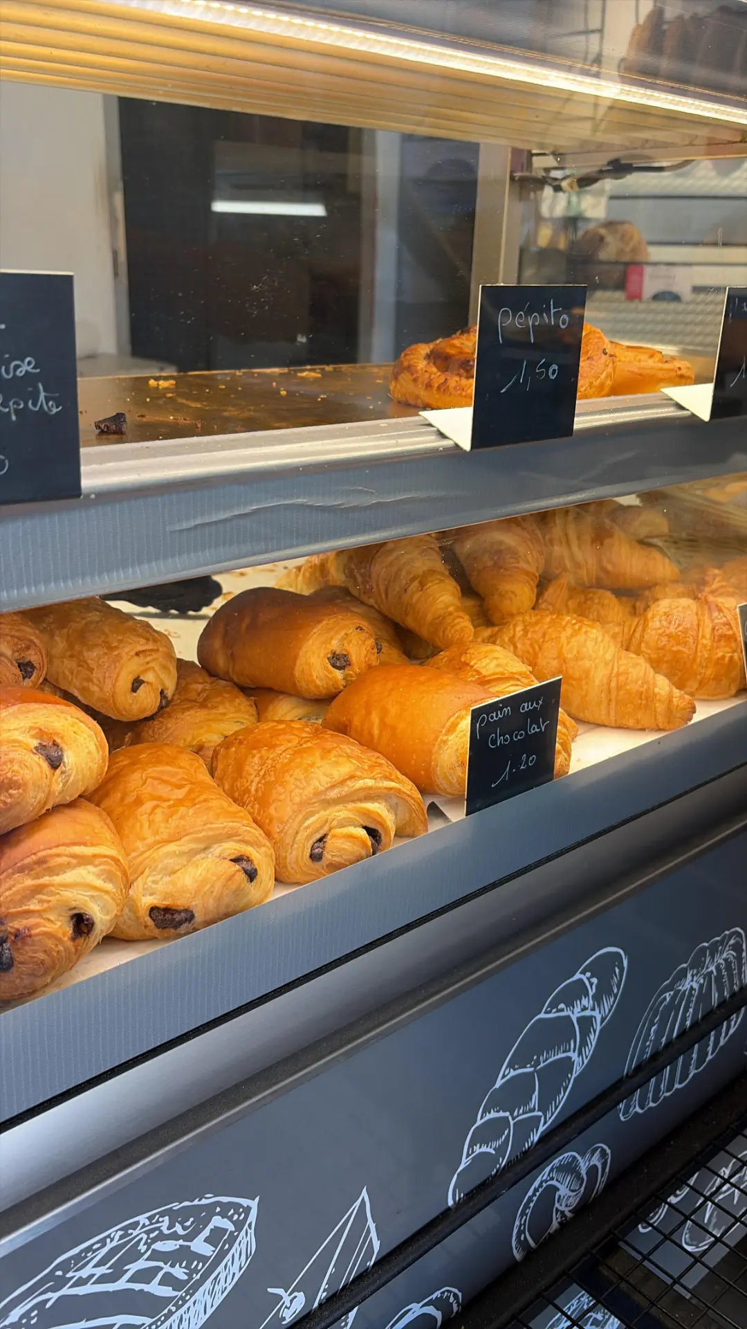 Vitrine de viennoiseries : pépito, pains au chocolat et croissants
