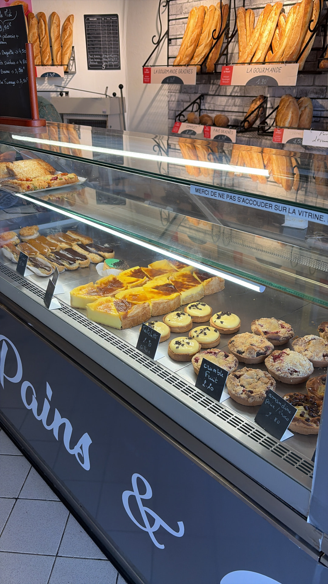 Vitrine de la boulangerie Pain et plaisir avec pains et viennoiseries
